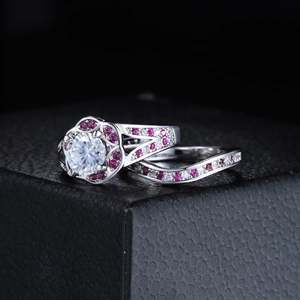 Prachtige bloemvormige ringenset met grote ronde zirkoon en roze edelstenen op zwarte doos