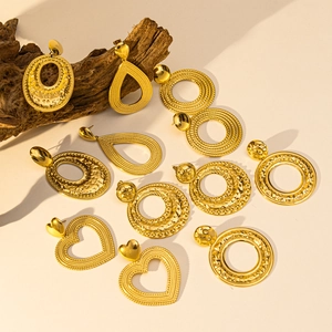 Ensemble de boucles d'oreilles dorées vintage avec texture lave et fini martelé