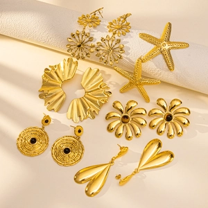 Conjunto de pendientes de acero de titanio dorado con estrellas de mar y corazones