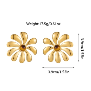 Detalle de pendientes de flores doradas con piedra ojo de tigre, tamaño de 3,9 cm