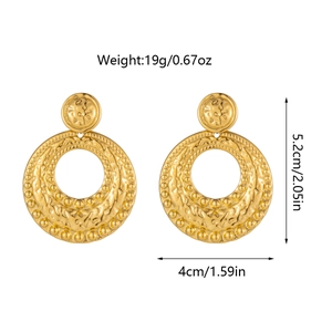 Vue détaillée montrant les dimensions et le poids des boucles d'oreilles dorées vintage