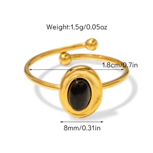 Détail de la bague ajustable plaquée or 18K avec pierre noire et dimensions précises