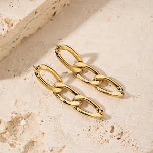 Minimalistische gouden geometrische kettingoorbellen met drie in elkaar grijpende ringen