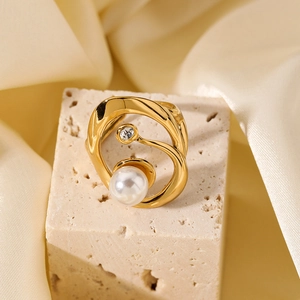 Irregular 18k gold plated stainless steel spiral ring with white pearl and zircon stone