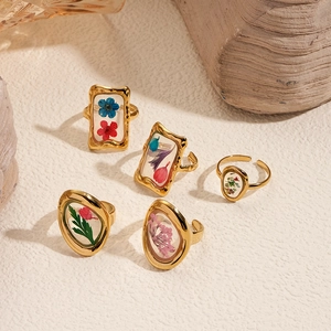 Five-piece set of gold stainless steel open rings featuring real dried flowers in resin