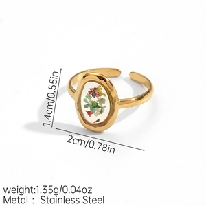 Detailed view of oval gold ring with real dried flowers and dimensions labeled
