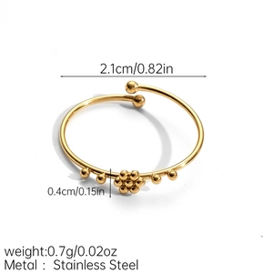 Dettaglio macro dell'anello a fiore dorato in acciaio con dimensioni e design molto leggero