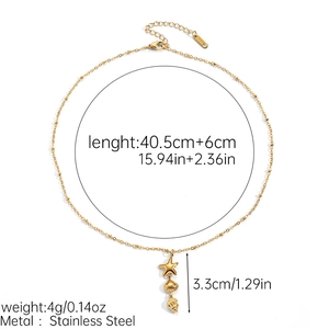 Macro-opname van gouden roestvrijstalen ketting met zeester, schelp en wulk hangers