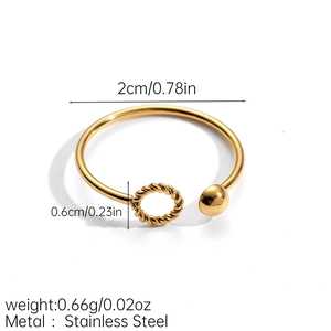 Dettaglio dell'anello regolabile in acciaio inossidabile con perla e diametro 2cm