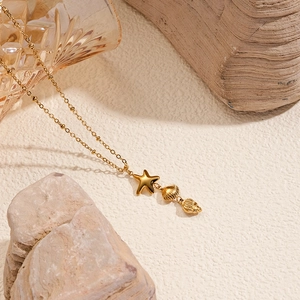 Gouden titanium ketting met zeester en schelphangers in maritieme stijl