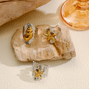 Verstellbarer zweifarbiger Titanstahlring mit goldenem Seestern und Muschel-Anhänger