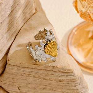 Verstellbarer Titanstahlring mit silberner Lavatextur und goldenem Muscheldetail
