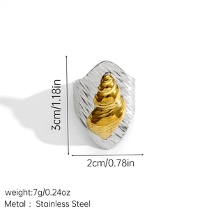 Detailansicht des zweifarbigen Muschelrings aus Edelstahl mit Größenangaben