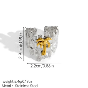 Details des verstellbaren Edelstahlrings mit goldener Kokospalme und Rindentextur