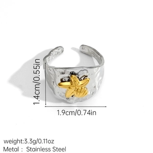 Details des Edelstahlrings mit Hammerschlag-Textur, goldenem Seestern und Muschelakzenten