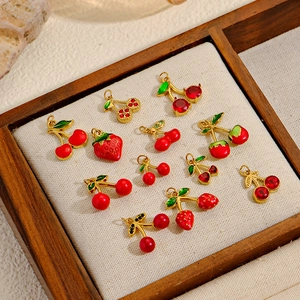 Zoete fruit hangers met kersen en aardbei ontwerpen voor DIY sieraden maken