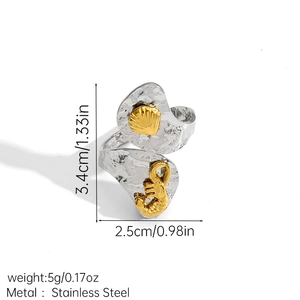 Details des verstellbaren Rings mit Hammerschlag-Textur, Muschel- und Skorpion-Verzierung