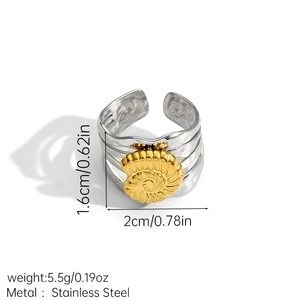 Detailansicht des zweifarbigen Edelstahlrings mit Goldmuschelmotiv und gewelltem Band