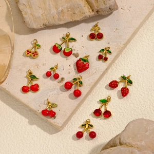 Gouden titaanstaal fruitbedeltjes met rood emaille voor DIY sieraden aardbeien en kersen