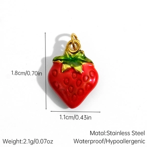 Detail van rode aardbeien hanger met gouden lus en afmetingen van 1,8cm groot
