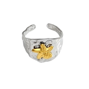 Verstellbarer silberner breiter Ring mit goldenem Seestern und gehämmerter Metalltextur
