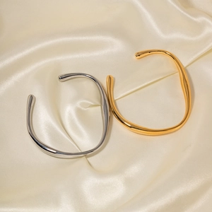 Minimalistische unregelmäßige offene Armreifen in Gold und Silber mit flüssiger Textur