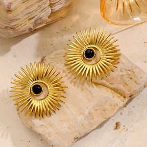Boucles d'oreilles soleil dorées avec pierre noire naturelle sur base en pierre