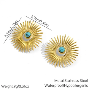 Vue détaillée des boucles d'oreilles en acier doré 18K avec soleil et pierre turquoise