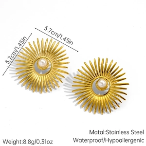 Détail macro de boucles d'oreilles tournesol dorées 18 carats avec perle et acier inoxydable
