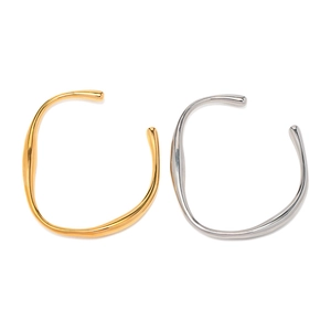 Minimalistische offene unregelmäßige Armreifen aus Metall in Gold und Silber