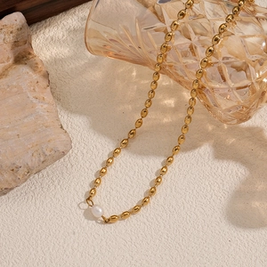 Collier minimaliste à perles dorées orné d'un pendentif en perle d'eau douce naturelle