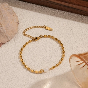 Bracelet élégant en acier doré avec perle d'eau douce et maillons ovales polis