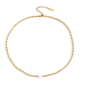 Collier élégant en perles dorées ovales avec une perle d'eau douce blanche centrale