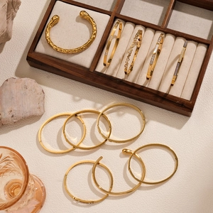 Bracelets luxueux en acier inoxydable plaqué or 18 carats dans un écrin à bijoux