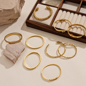 Ensemble de bracelets en acier titane plaqué or 18 carats avec finition étoilée étincelante