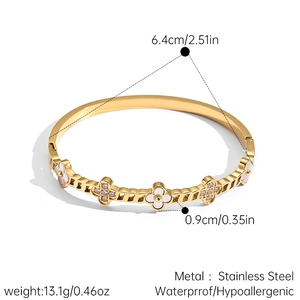 Détail du bracelet trèfle doré de 6,4 cm avec nacre et incrustations de zircons