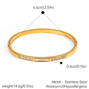 Détail d'un bracelet en acier inoxydable plaqué or 18k avec nacre et zircons