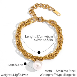 Detail of 18K gold plated stainless steel Cuban link bracelet with 1.2cm pearl charm