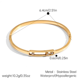 Vue détaillée du bracelet en acier inoxydable plaqué or 18k avec trois zircons mobiles