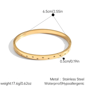 Détail du bracelet étoilé plaqué or 18k montrant 6,5 cm de diamètre et 0,5 cm de largeur