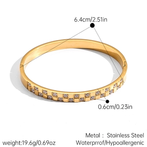 Vue détaillée du bracelet en acier inoxydable plaqué or 18k avec dimensions de 6,4 cm