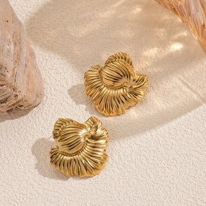 Orecchini a perno vintage in acciaio inossidabile dorato con design a pieghe