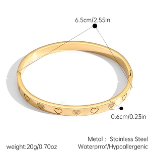 Détail d'un bracelet en acier inoxydable plaqué or 18k avec cœurs et zircons