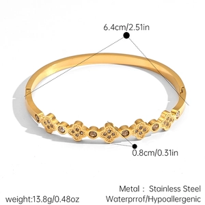 Vue macro du bracelet trèfle en acier inoxydable plaqué or 18 carats avec dimensions