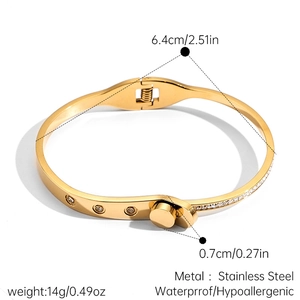 Détails du bracelet plaqué or 18k avec cristaux étincelants et fermoir à boucle