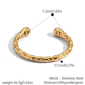 Détail d'un bracelet en acier doré 18k martelé avec dimensions et poids sur fond blanc