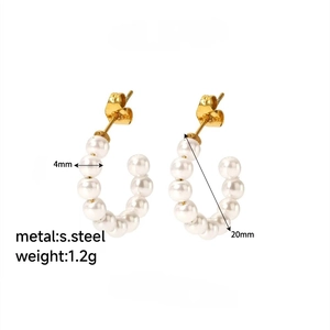 Détail de boucles d'oreilles en C en acier doré avec des perles d'eau douce de 4mm