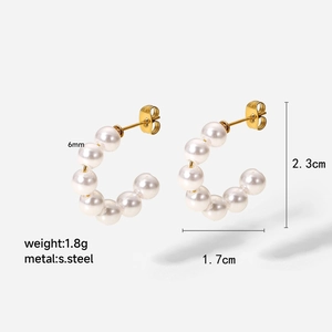 Vue détaillée des boucles d'oreilles créoles en perles et acier avec mesures de taille