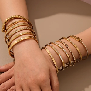 Bracelet Jonc en Acier Inoxydable Plaqué Or 18K pour Femme Luxe Zircon Nacre Trèfle Coeur Texture Martelée Bracelet Bijoux