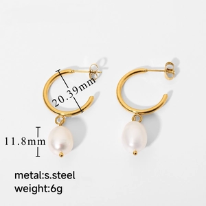 Détail de boucles d'oreilles créoles dorées 18K avec perles et dimensions